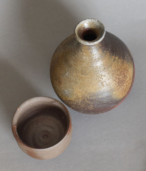 Sakeflasche und Guinomi Bizen Keramik O