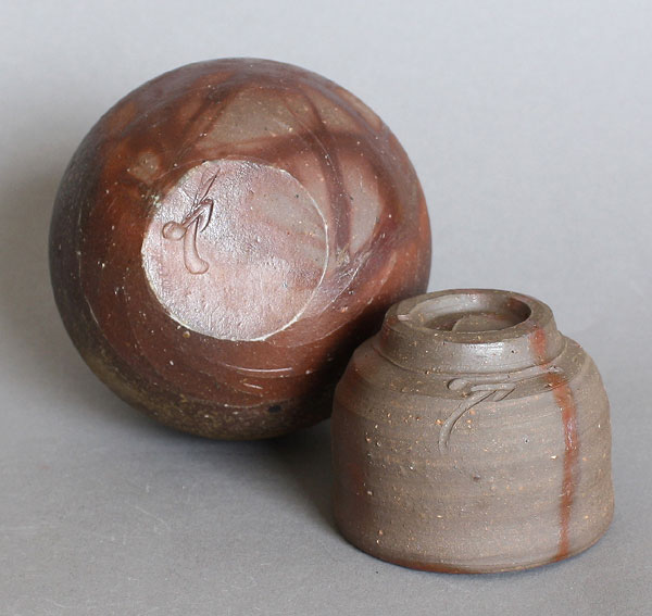 Sakeflasche und Guinomi Bizen Keramik U